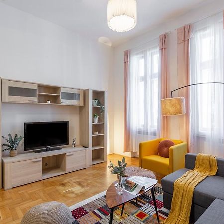 Central Gozsdu Apartment In The Party Street Budapest Exteriör bild