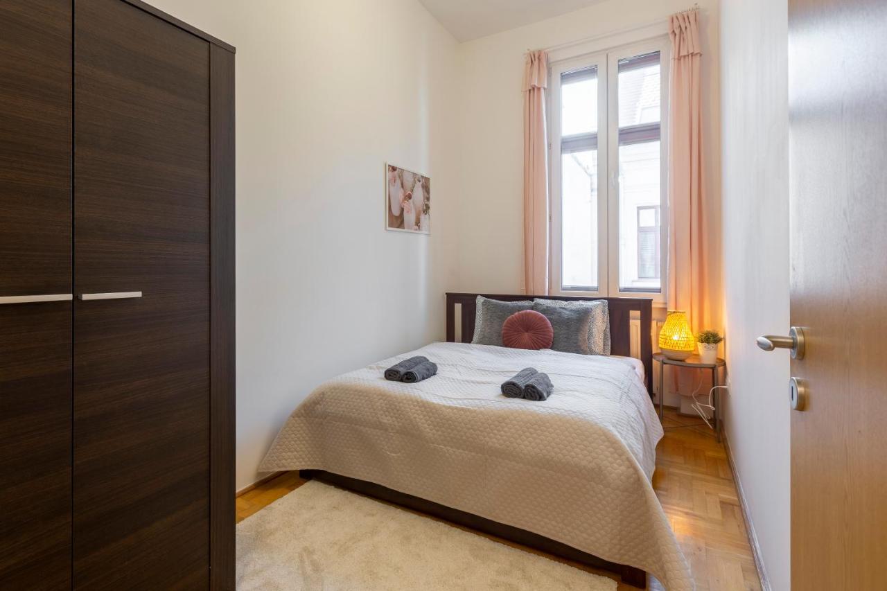 Central Gozsdu Apartment In The Party Street Budapest Exteriör bild